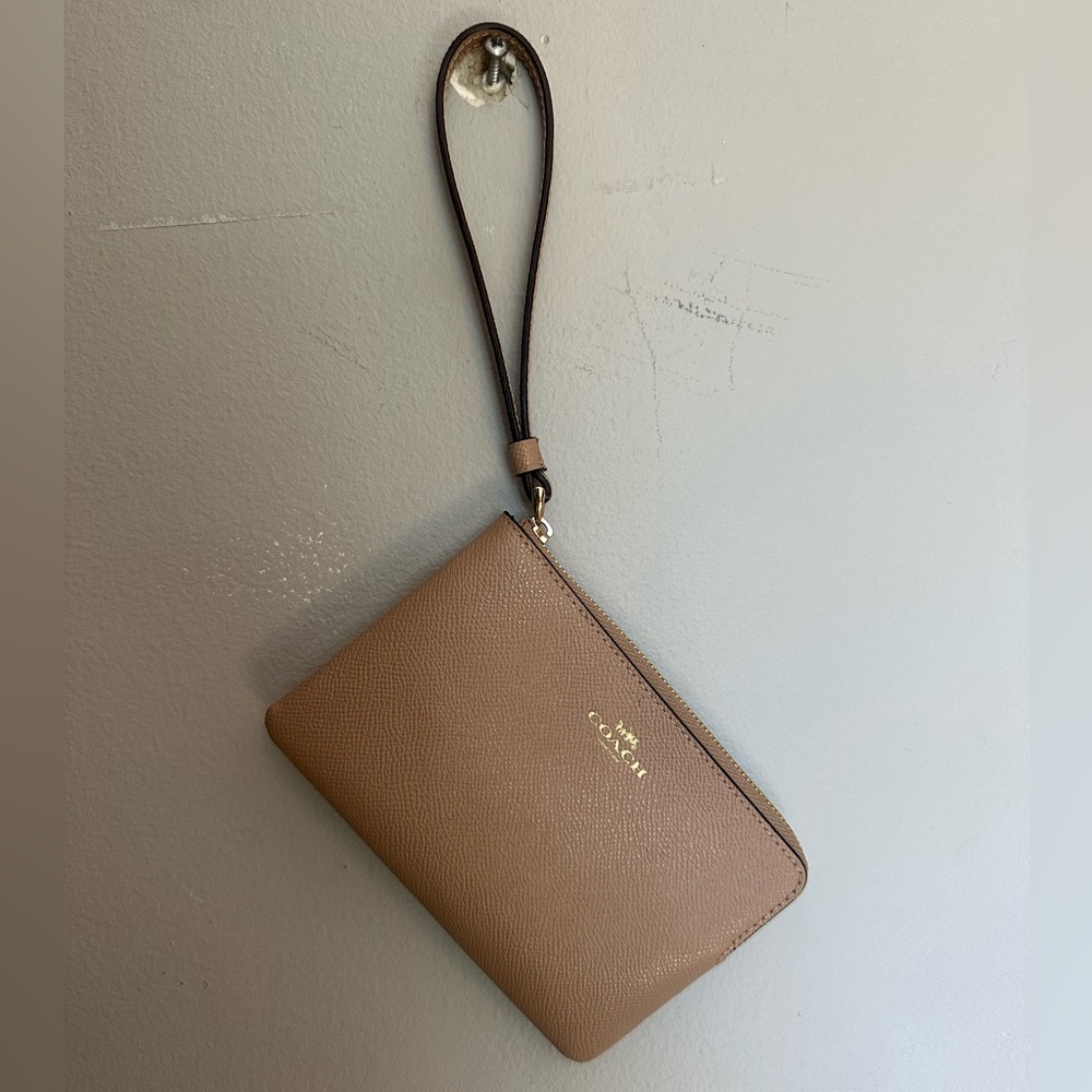 SOLD! NWOT Coach crossgrain leather wristlet 🤎🤍